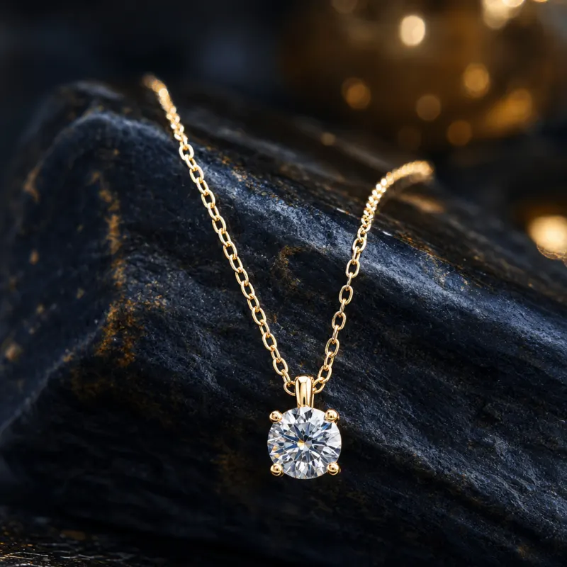 Gullkjede med diamantanheng